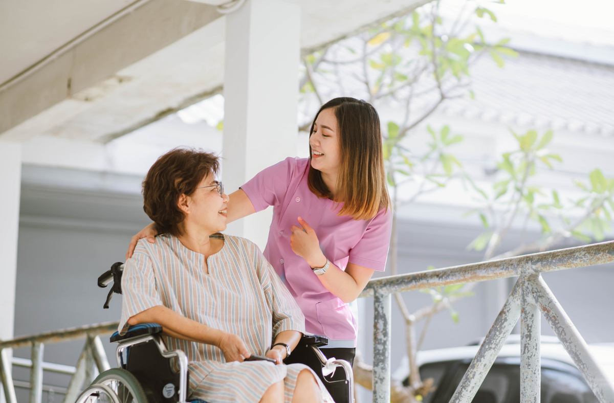 How to Prepare Your Helper for Elderly Care Responsibilities